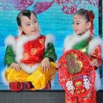 鄧?guó)Q賀(左)在春晚上。
