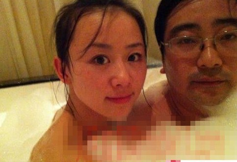 女主播紀(jì)某與國(guó)家檔案局官員范某。