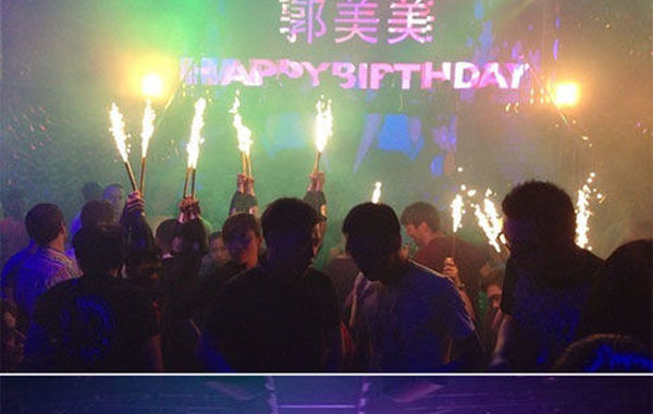 2013年6月16日下午，郭美美在網(wǎng)上曬出一組慶生照。通過照片可以看出，酒吧的巨大舞池中燃放焰火