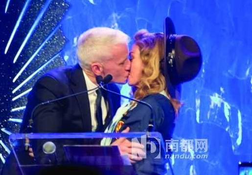 16日，麥當(dāng)娜在紐約舉行的第24屆同志媒體獎(jiǎng)?lì)C獎(jiǎng)禮上，頒獎(jiǎng)給美國CNN主播安德森-庫珀，獲對(duì)方獻(xiàn)吻