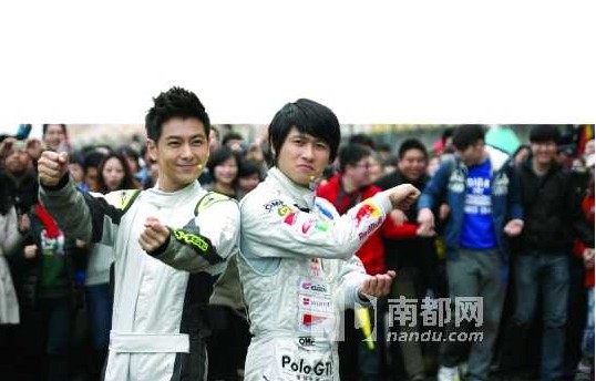 17日，林志穎、韓寒一同亮相慶祝上海F1中國大獎(jiǎng)賽10周年，兩名高人氣車手相遇，引得不少網(wǎng)友留言，有網(wǎng)友笑言：“這是最帥的兩個(gè)車手?！? width=