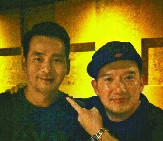 周焯華作為《低俗喜劇》投資人，與男主角杜汶澤合照。