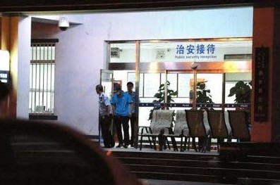 釋小龍走出派出所。