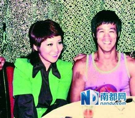 從當(dāng)時(shí)拍到的很多李小龍和丁佩一起的照片中可以看到，她和李小龍的發(fā)型是一樣的。