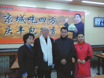 吳頌今（左二）、王樹才（左三）、談芳兵（右一）與店長合影。