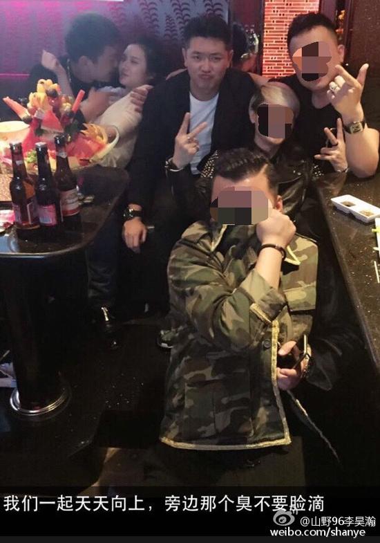田源朋友辟謠稱左側抱著女子親吻的是田源的發(fā)小，女子的男友。