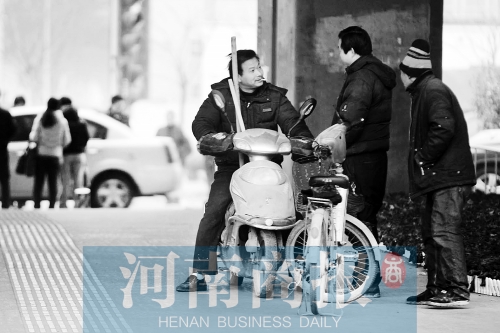 想讓農(nóng)民工安定下來，城市要給他們相應的福利待遇，還有家的感覺