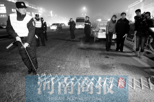 特警隊員在清查中使用阻車釘，應(yīng)對惡意闖崗或攔截駕車逃竄行為 河南商報記者 王春勝/攝