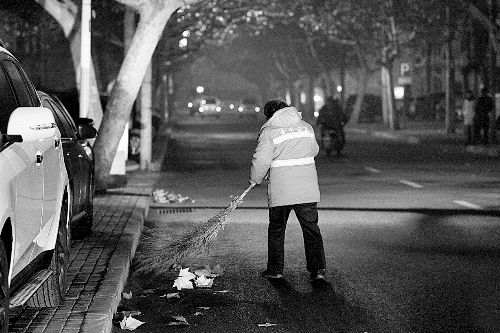 清晨六點，鄭州市經(jīng)七路，一名環(huán)衛(wèi)工開始了一天的工作。