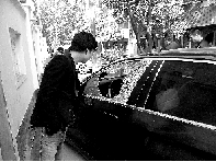 有個人晃了一圈后，寶馬、現(xiàn)代、越野的車窗都“長”出大窟窿