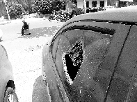 有個人晃了一圈后，寶馬、現(xiàn)代、越野的車窗都“長”出大窟窿