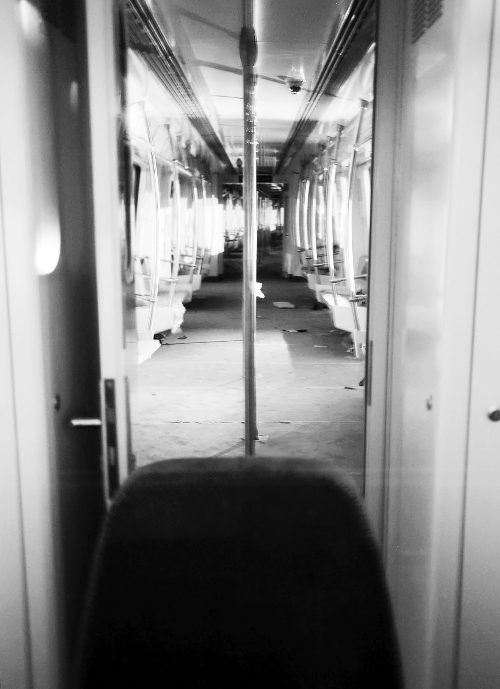 透過擋風(fēng)玻璃，依稀能看到車廂內(nèi)的樣子