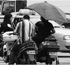 昨日，鄭州市鄭州花園路與農(nóng)業(yè)路交叉口，電動(dòng)車(chē)裝傘埋下安全隱患