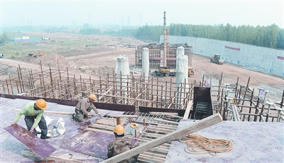 中原西路西南繞城高速公路互通式立交項目已完成總工程量的35%。