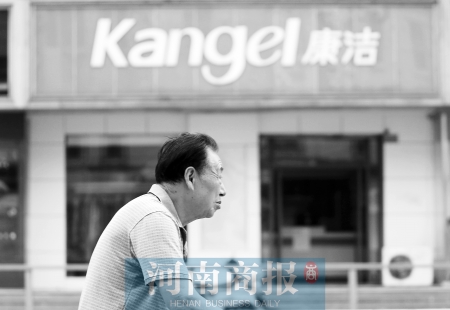 　這一切，將會(huì)給康潔公司、加盟商，乃至鄭州洗衣行業(yè)，帶來什么？ 記者 趙卓/攝