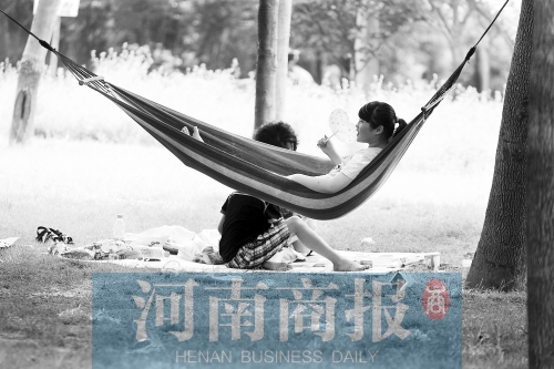 天又熱了起來，外出游玩，記得防曬哦 記者 趙卓/攝　