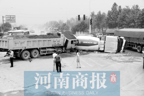 事故現(xiàn)場(chǎng)的附近居民稱(chēng)，路口的紅綠燈從來(lái)沒(méi)亮過(guò)