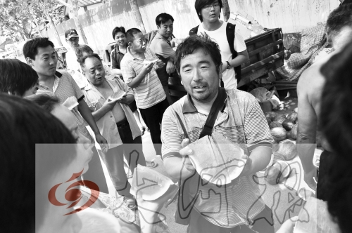 為了表示感謝，陳小立切西瓜分給大家吃。