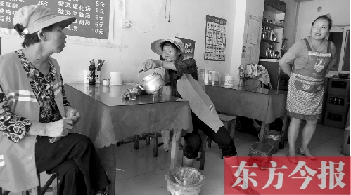 7月30日下午，鄭州市建設(shè)路一家面館老板毋女士，給兩位環(huán)衛(wèi)工端水解暑