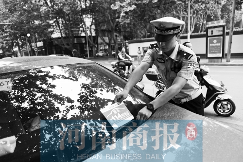 有了這張挪車卡，不會泄露隱私，別人又能方便地聯(lián)系上自己記者 邱曉峰/攝