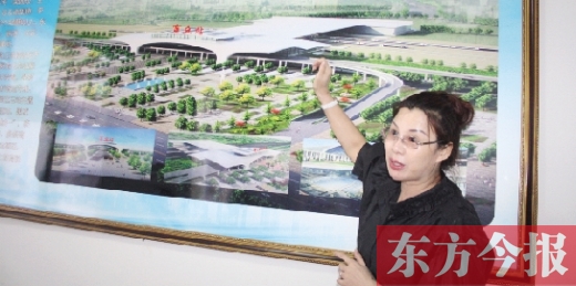 梁園區(qū)高鐵建設(shè)指揮部常務(wù)副指揮長、梁園區(qū)委副書記杜麗亞向記者介紹高鐵站效果圖