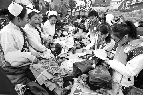 鄭州慈善志愿者暖冬行動(dòng)啟動(dòng)，志愿者將把閑置衣物送給需要的人。