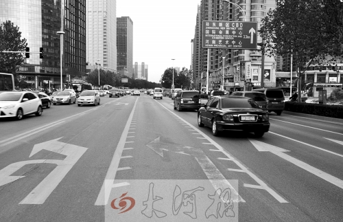 這條畫有多條短斜線的車道就是可變車道，視車流量大小而定，直行車輛多時它是一個直行車道，左轉(zhuǎn)車輛多時它
