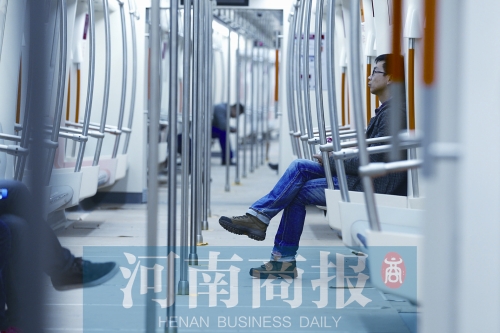 倆小時(shí)不出地鐵站，要按全程收費(fèi) 王春勝/攝
