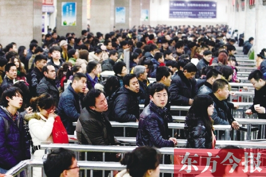 鄭州火車站迎來節(jié)后最后一波客流高峰。昨日，售票廳內(nèi)人頭攢動(dòng)