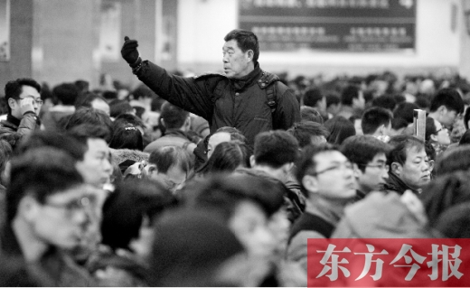 一場雨夾雪讓鄭州火車站的客流又增加了不少。昨天，售票大廳內排隊購票的旅客摩肩接踵