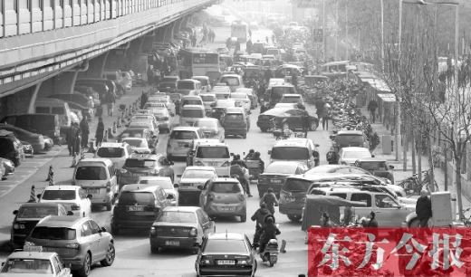 鄭大一附院北門的馬路被非機(jī)動(dòng)車占去一條車道，這里也極易造成交通擁堵