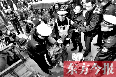 面對(duì)要暫扣的非機(jī)動(dòng)車，看車人急了