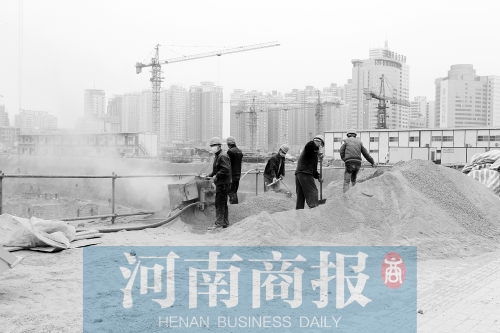 緯二路與東明路交叉口附近，一處工地上塵土飛揚(yáng) 記者 鄧萬里/攝