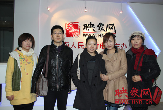 網(wǎng)友出發(fā)前和東方今報記者劉長征、河南電臺新聞廣播記者王巴燕（左二、左三）合影