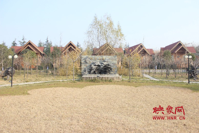 后面就是小別墅，前面是個(gè)廣場(chǎng)