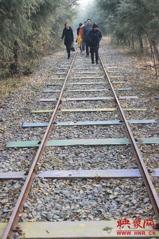景區(qū)保留下來的火車道，下面的木基被染成了五顏六色