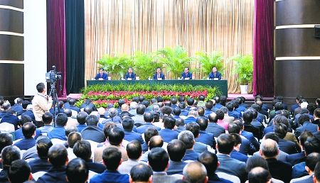 昨日，全市領(lǐng)導(dǎo)干部大會在渝州賓館舉行。 重慶日報圖