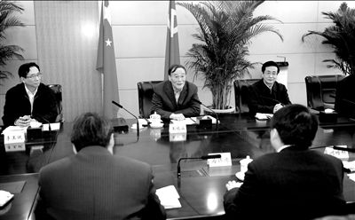 11月30日，中共中央政治局常委、中央紀(jì)委書記王岐山在北京主持召開座談會(huì)，聽取專家學(xué)者對(duì)黨風(fēng)廉政建設(shè)和反腐敗工作的意見和建議。新華社發(fā)