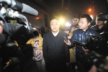 1月15日，重慶，庭審結(jié)束，張貴英的辯護(hù)律師接受媒體采訪。