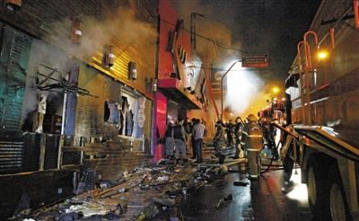 27日凌晨，巴西南里奧格蘭德州圣瑪麗亞市一家夜總會(huì)突發(fā)大火，造成至少245人死亡。圖為消防人員正在現(xiàn)場(chǎng)滅火救援。