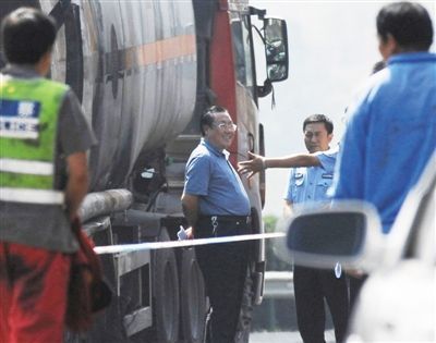陜西“表哥”楊達(dá)才在車禍現(xiàn)場(chǎng)。資料圖