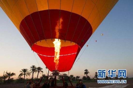 這是2012年2月20日在埃及盧克索拍攝的熱氣球著陸的資料照片。 新華社記者李木子攝