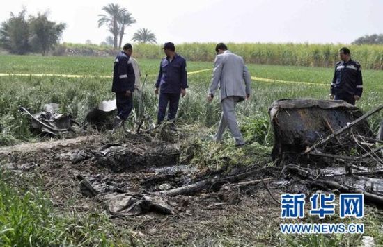 2月26日，在埃及旅游城市盧克索附近，警察和救援人員在發(fā)生熱氣球爆炸事故的現(xiàn)場查看熱氣球殘骸。