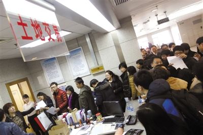 2月28日，北京市土地交易市場，各房地產(chǎn)企業(yè)代表準備競拍房山、大興、朝陽的13塊土地。