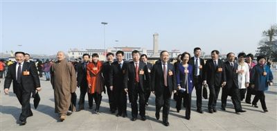 昨日，中國人民政治協(xié)商會議第十二屆全國委員會第一次會議在北京人民大會堂開幕。這是全國政協(xié)委員走向人民大會堂。新華社記者 陳樹根 攝