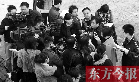 經(jīng)適房“下課”，公租房的申請、租金等備受關(guān)注，圖為鄭州市房管局規(guī)劃和住房保障處處長馮榮智被媒體記者“