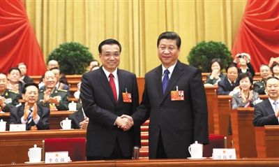 昨日，人大會議投票表決，決定李克強為國務院總理后，習近平和李克強親切握手。 新華社記者 蘭紅光 攝