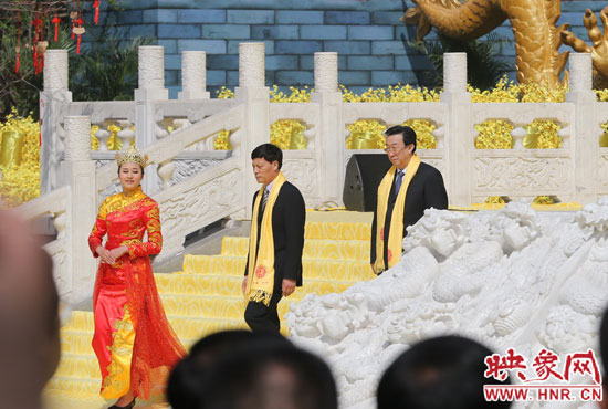 　河南省委書記、省人大常委會主任郭庚茂，河南省省長謝伏瞻敬獻(xiàn)花籃。映象網(wǎng)記者 邵恰 攝