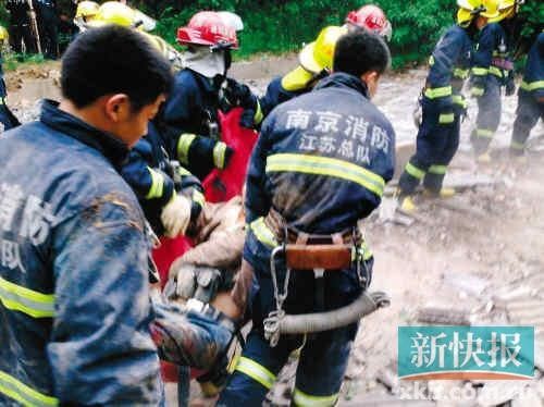 ■江蘇消防人員在現(xiàn)場(chǎng)搶救受傷者。CFP供圖