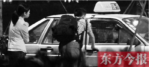 5月1日，記者夜探鄭州火車東站黑出租車，司機告知記者不打表40元，記者上車錄音取證